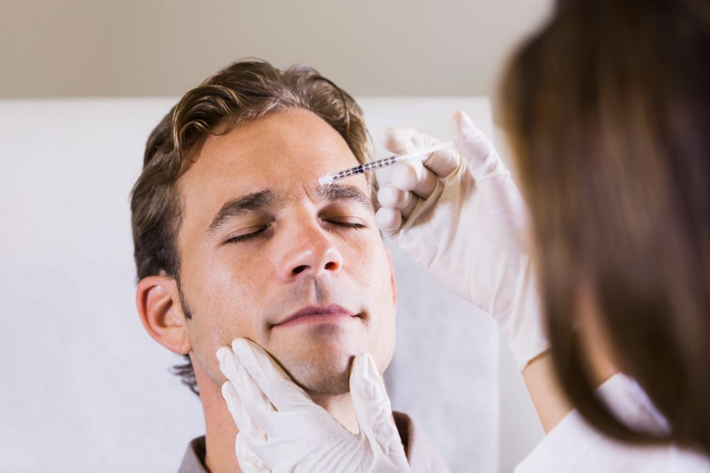 Botox Behandlung eines Mannes an der Stirn